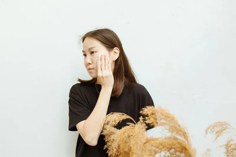 Strength Over Sensitivity: The Japanese Art of Teaching Skin to Adapt Rather Than Avoid